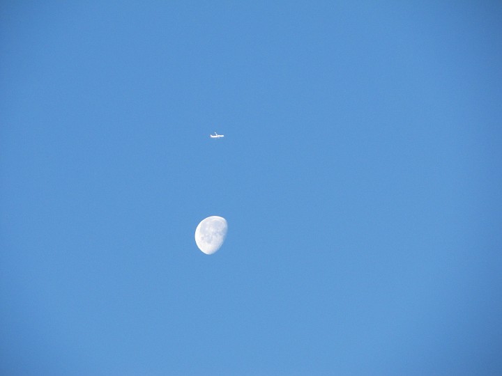 IMG_2200.jpg - Zoom auf Mond mit schweizer Flugzeug                               