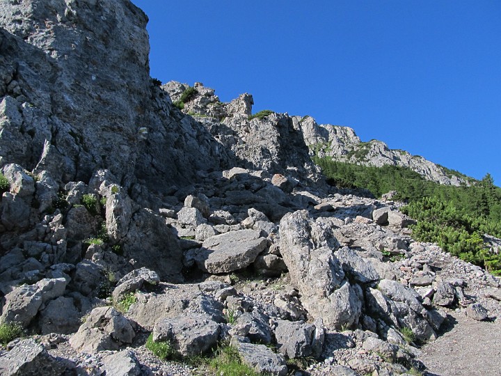 IMG_2376.jpg - Aber dann: Es geht in die Felsen! Der Genußteil beginnt.                               