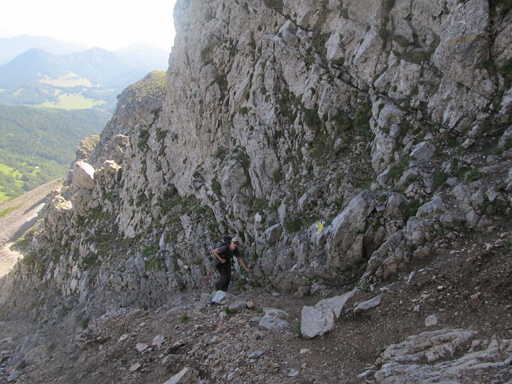 IMG_2416.jpg - Daneben ists auch schottrig. Über den Felsen mit dem Seil ist es angenehmer.                               