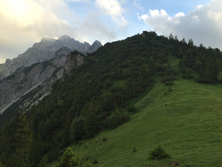 IMG_1605.JPG - Blick hinüber zu den Hohen Köpfen. Da gibts hinter dem Kamm einen Weg. Naja. Heuer mal nicht.