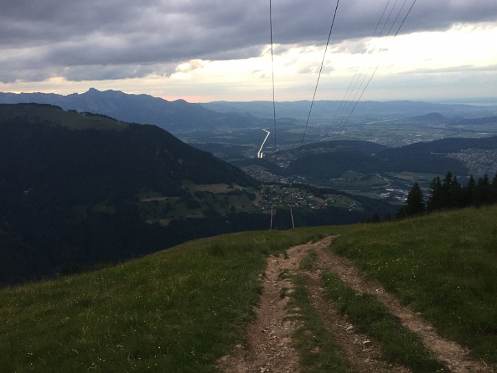 IMG_1661.JPG - Steil geht es bergab, aber mit herrlicher Aussicht.