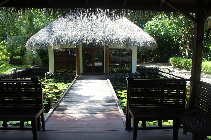 IMG_1794.JPG - Die Library, die ist erstens klimatisiert und hat zweitens einen Rechner aus den 00er Jahren, aber immerhin mit Internet. Das Handy blieb ja daheim, das Internet haben wir nur sehr selten wegen der Nachrichten und der Wettervorhersagre genutzt. (Stichwort: Türkeiputschversuch)