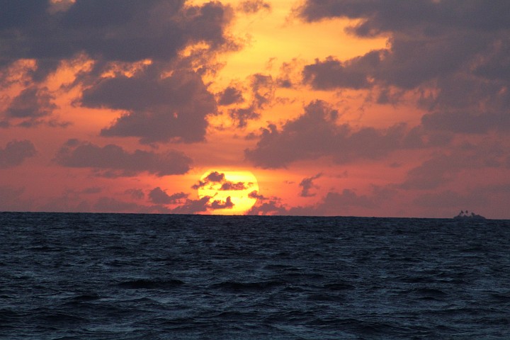 IMG_2752.JPG - An diesem einzigen Tag ging die Sonne schön im Meer unter.