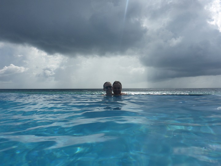 P1050053.JPG - Im Pool. 