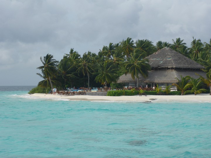 P1050102.JPG - Zoom zur Sunsetbar mit Pool