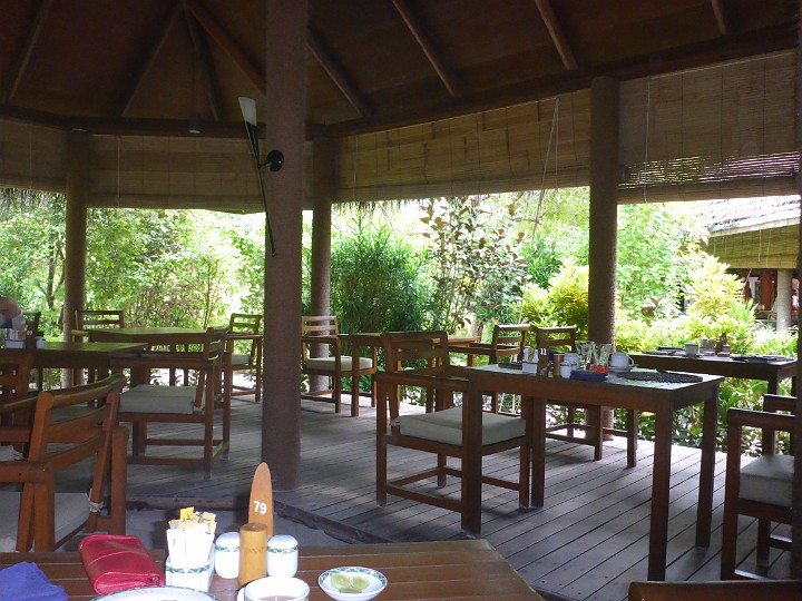 P1050344.JPG - Jeder Bungalow hat seinen Tisch