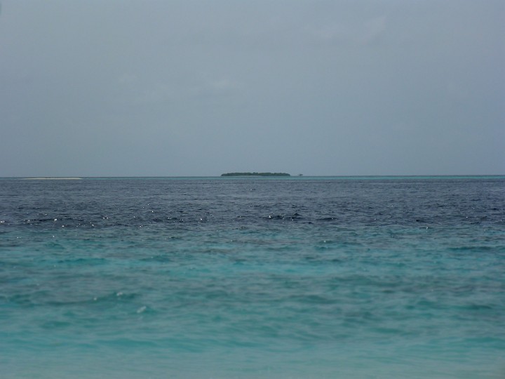 P1050634.JPG - Blick zu einer unbewohnten Nachbarsinsel