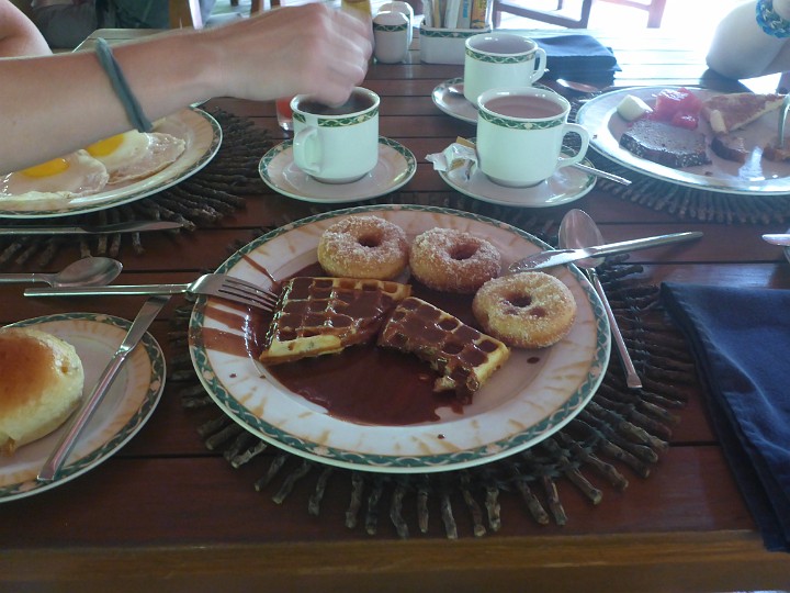 P1050755.JPG - Frühstück. Kein Nutella zwar, aber eine reichliche -Auswahl. Mit Donuts, Waffeln und Schokosoße kam ich auch über die Runden. 
