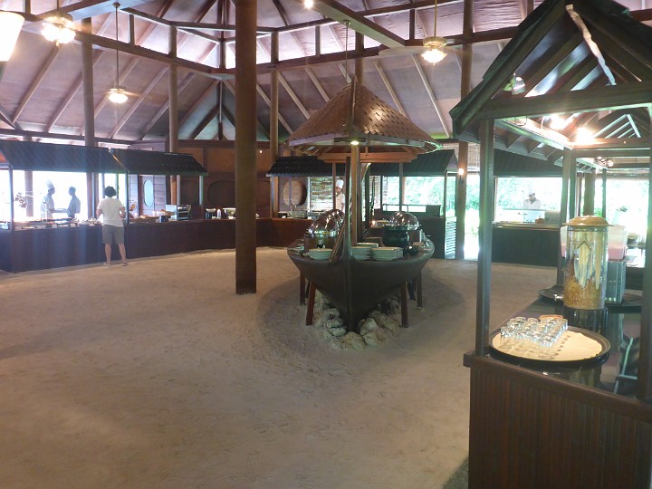 P1050760.JPG - Im Zentrum stand ein Schiffchen mit Speisen, auch rundherum gab es verschiedene Stationen.