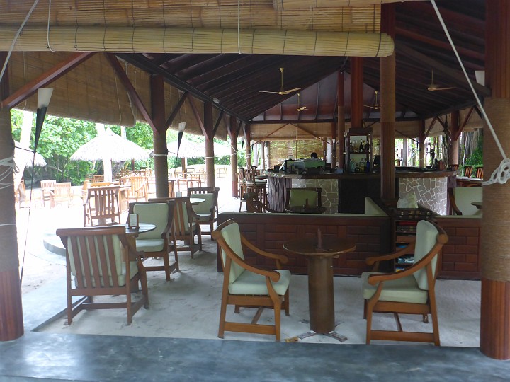 P1060401.JPG - Und neben der Mainbar auch Billard