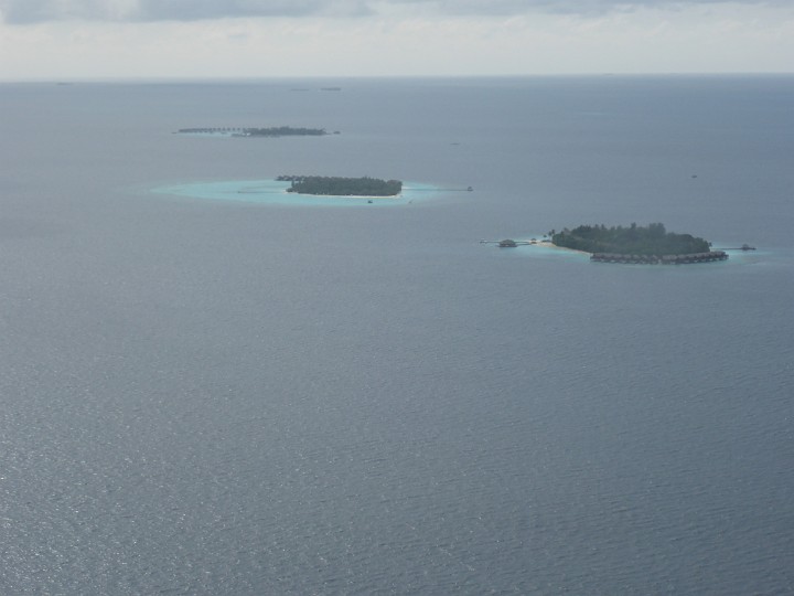 P1060686.JPG - ..sind wir vorbei an verschiednen Ressorts (hier Ari- Atoll)..