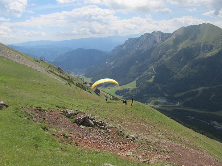 IMG_2680.jpg - Es starten Paragleiter                               