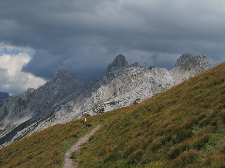 IMG_2708.jpg - Das Wetter hält bei uns noch, rundum zieht es zu.                               