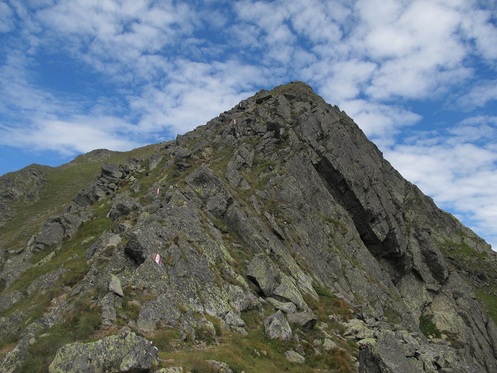 IMG_3234.jpg - Auf der Rocklscharte. Hier ginge es nun auf den Hochstubofen. Vor zwei Wochen war hier böiger Wind mit Nebel.                               