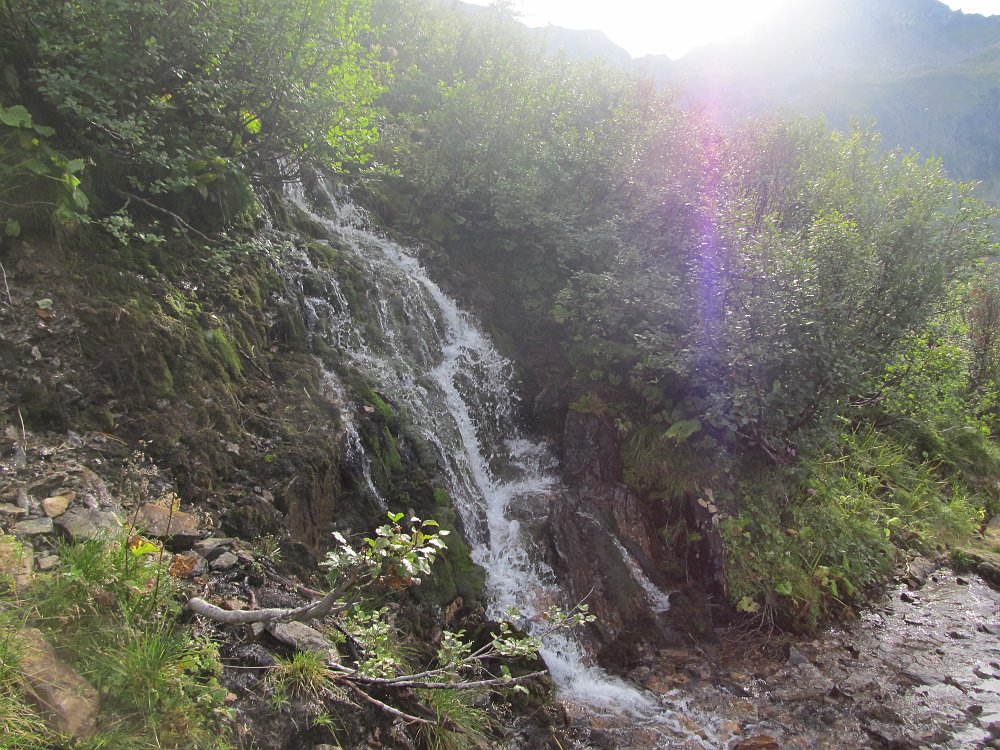 IMG_3343.jpg - Vorbei am kleinen Wasserfall...                               