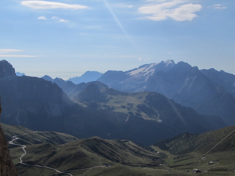 IMG_3406.jpg - Wir steigen bei der Toni Demetz Hütte aus. Hier ist mit 2680m auch schon der höchste Punkt der ganzen Woche erreicht. Blick zur Marmolada.                               