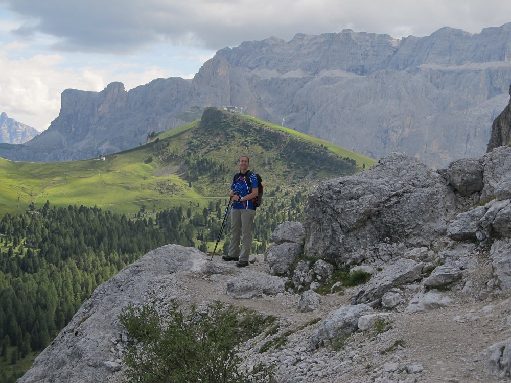 IMG_3483.jpg - ..der Piz Sella (hinter Birgit) zu sehen.                               