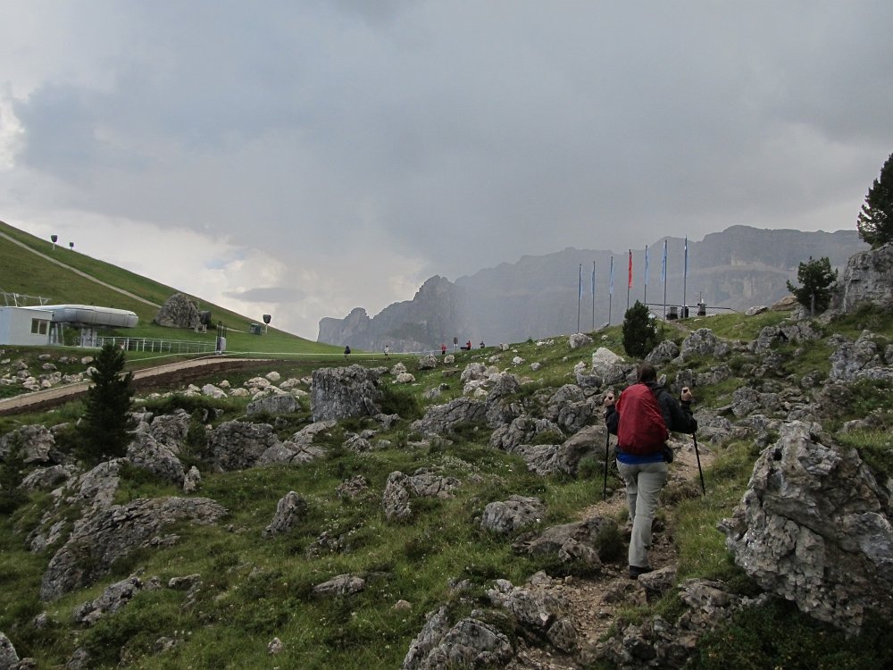 IMG_3501.jpg - Wir erreichen die Comici Hütte. Über dem Sellastock geht ein Gewitter nieder. Wir sind froh, mit der Gondel gut 2h gespart zu haben.                               