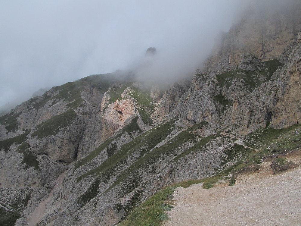 IMG_3613.jpg - Und weiter geht's. Würzig, aber nicht luftig oder gar ausgesetzt geht es den Felsen entlang.                               