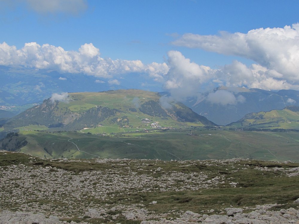 IMG_3633.jpg - Seitenblick auf die Seiser Alm.                                  