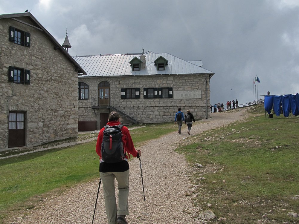 IMG_3657.jpg - Wir lassen die Hütte zunächst links liegen..                               