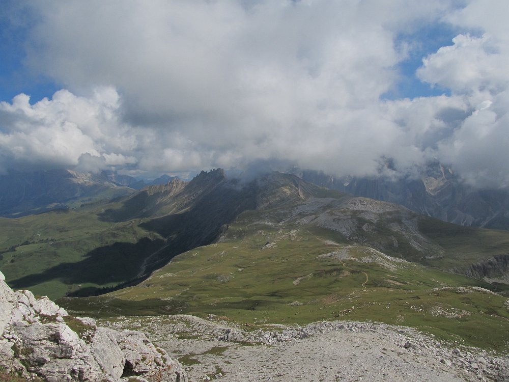 IMG_3668.jpg - Seitenblick zur Schlernhochfläche.                               