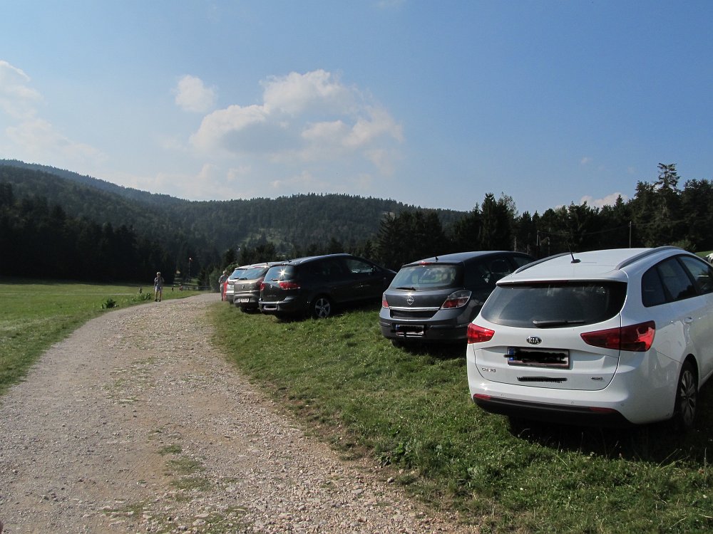 IMG_3786.jpg - Vorbei am Gasthaus Postl mit gefühlten 2 Millionen geparkten Autos....