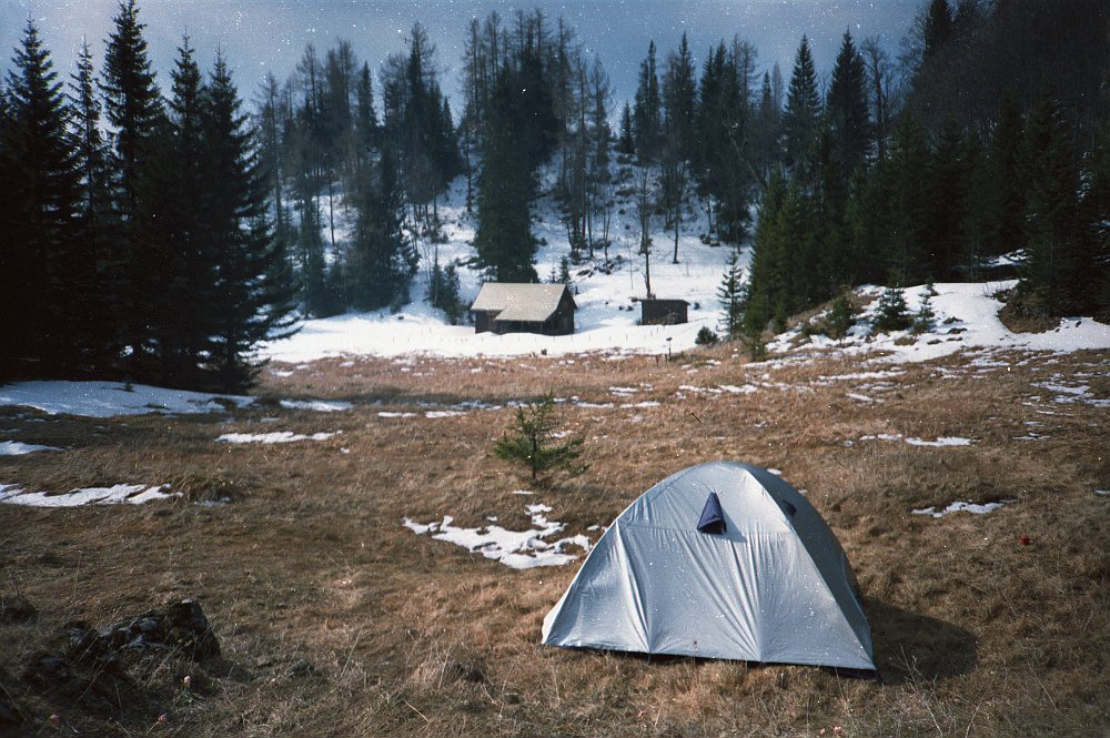 22 2.jpg - ... im Frühjahr 1990. Am 29.2.1992 übernachteten wir (Gerh. und ich) übrigens unter dem Terassendach der Hütte im tiefen Schnee.