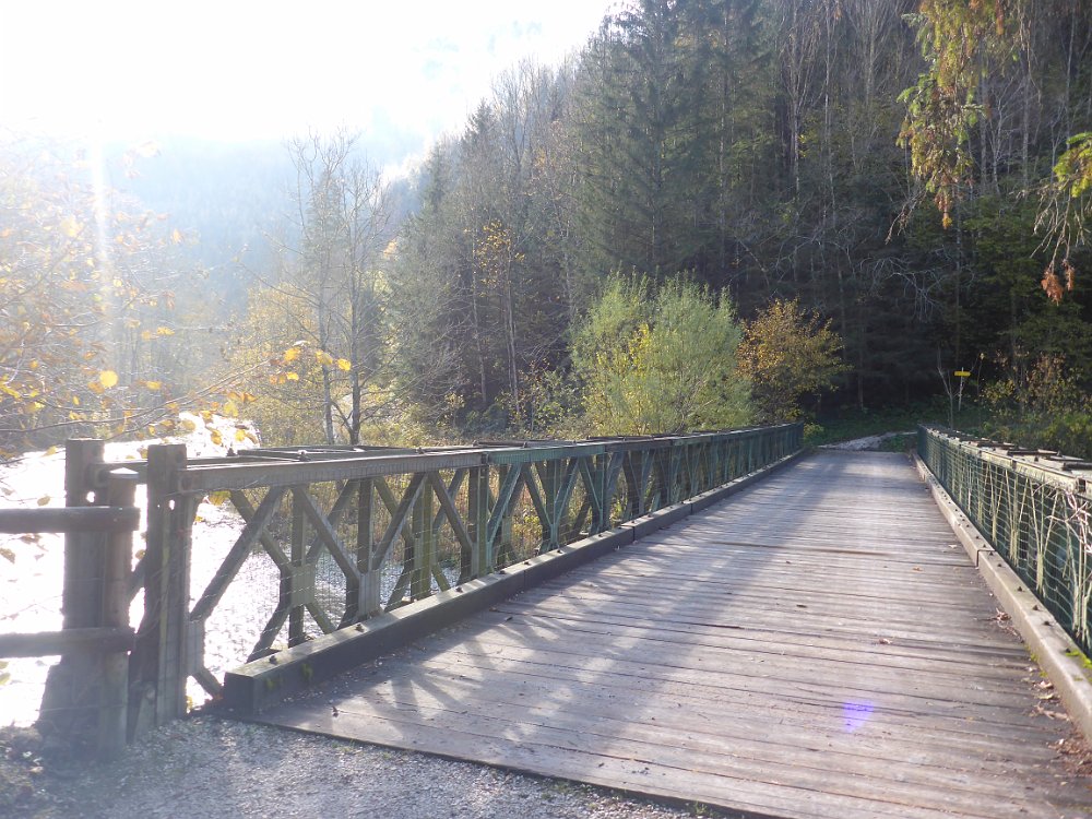 P1060867.JPG - ...gehe über die Brücke. Theoretisch sind wir damals die Straße gegangen, auch wenn 2016 kein Weg mehr eingezeichnet ist.