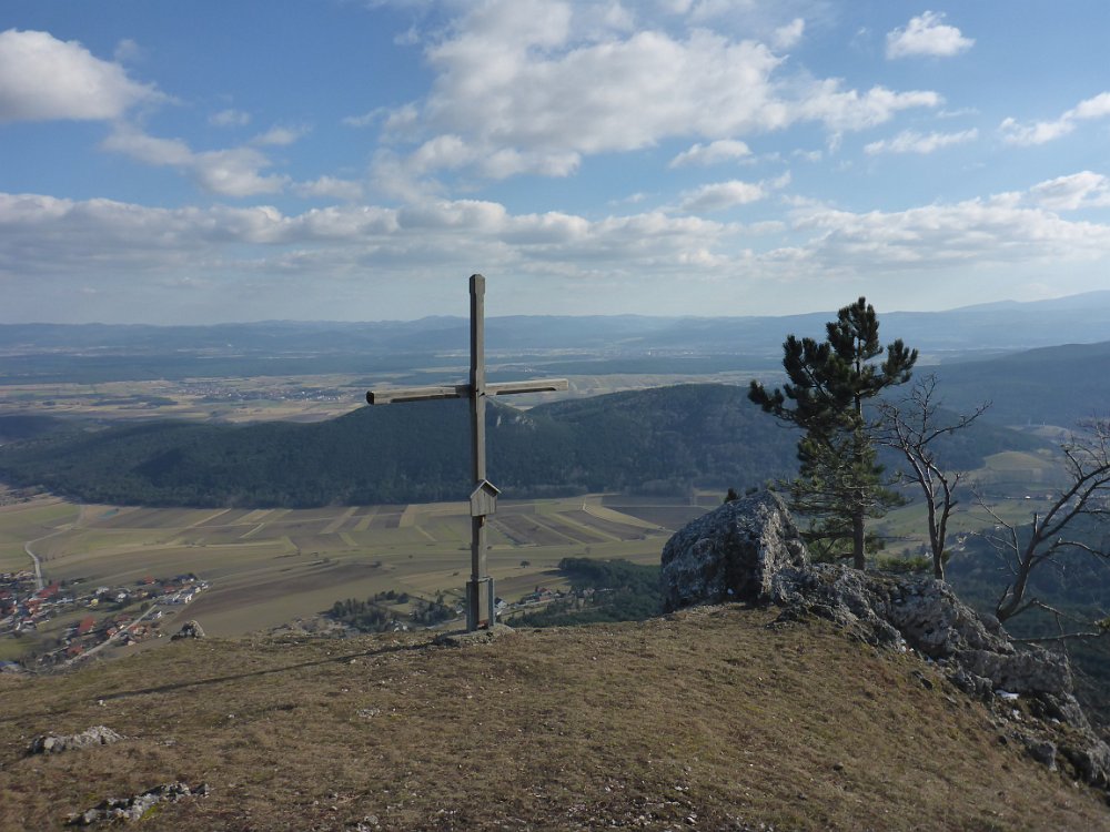P1080103.JPG - Beim Kreuz mache ich eine ausgedehnte Rast in der Sonne.