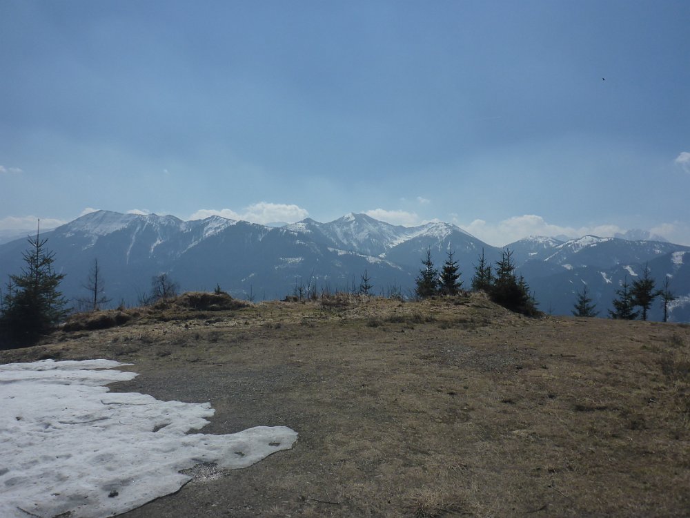 P1080156.JPG - Ich erreiche nach dem ersten Abkürzer wieder die Straße. Ein herrlicher Ausblick bietet sich mir auf die Himmeleckrunde. (die sollte ich auch wiedermal machen)