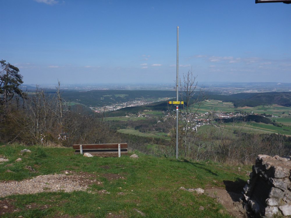 P1080283.JPG - Nach einer kurzen Rast- wir telefonieren mit meiner Frau, die uns von Dreistetten abholen wird.