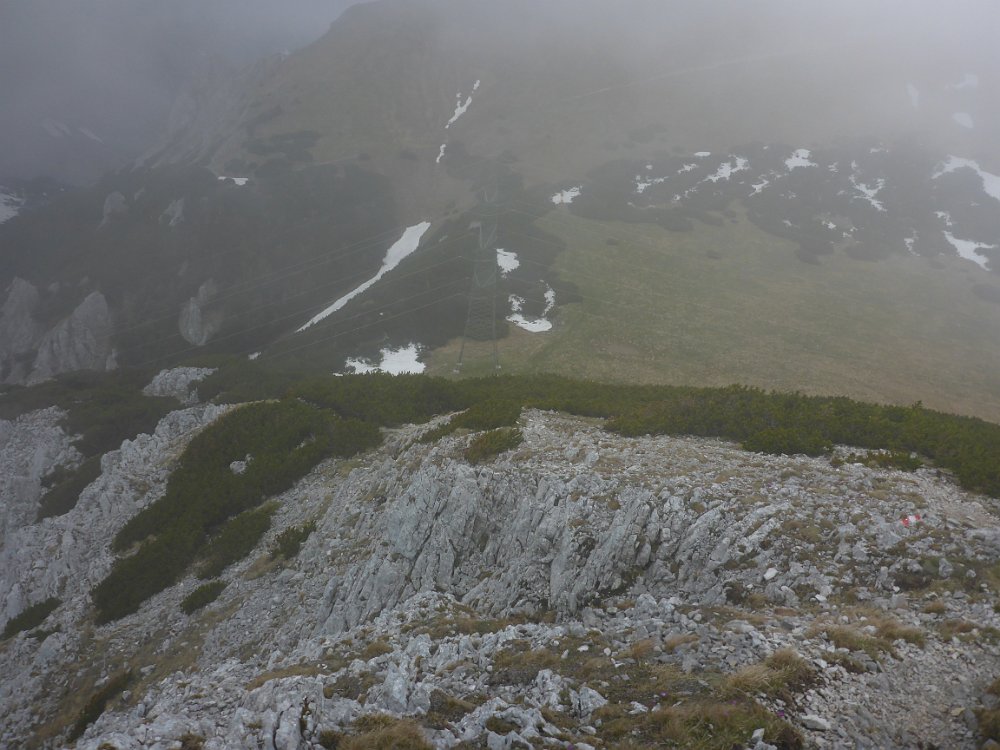 P1080463.JPG - Der Nebel hat sich gelichtet, ich sehe sogar nun meinen Abstiegsweg.