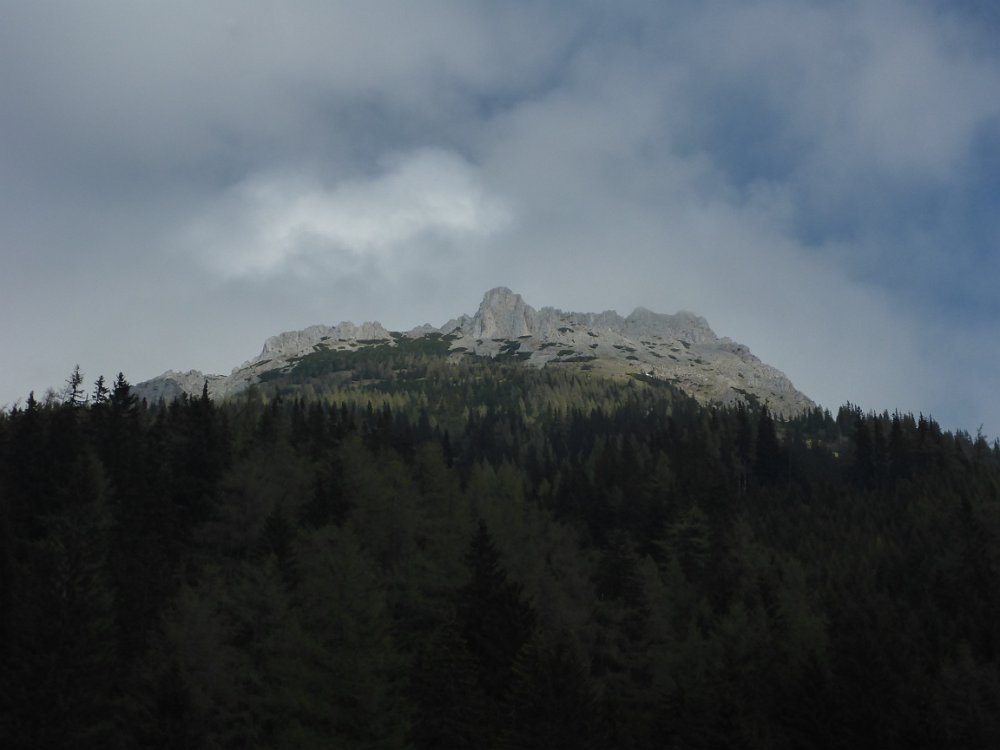P1080473.JPG - ...mit einem ersten freien Blick auf die Leobner Mauer..