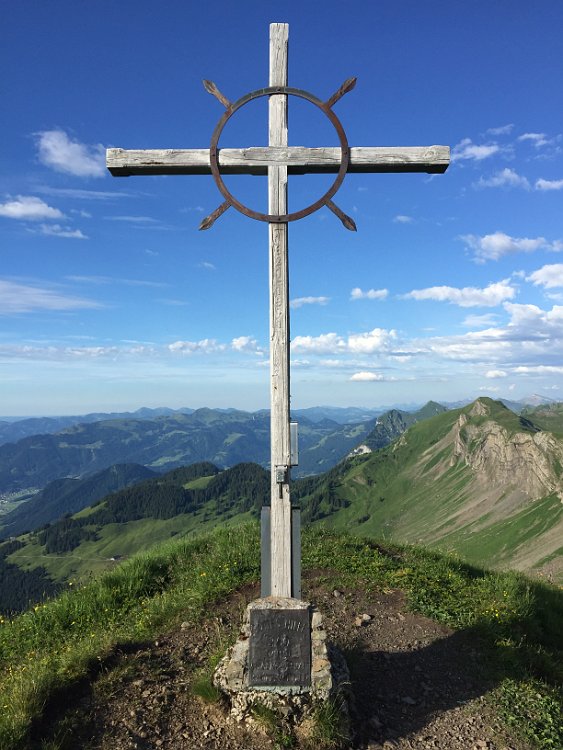 IMG_3635.JPG - Und oben! auf der Sünser Spitze (2061m). Zuletzt war ich 2009 mit einem Arbeitskollegen heroben.