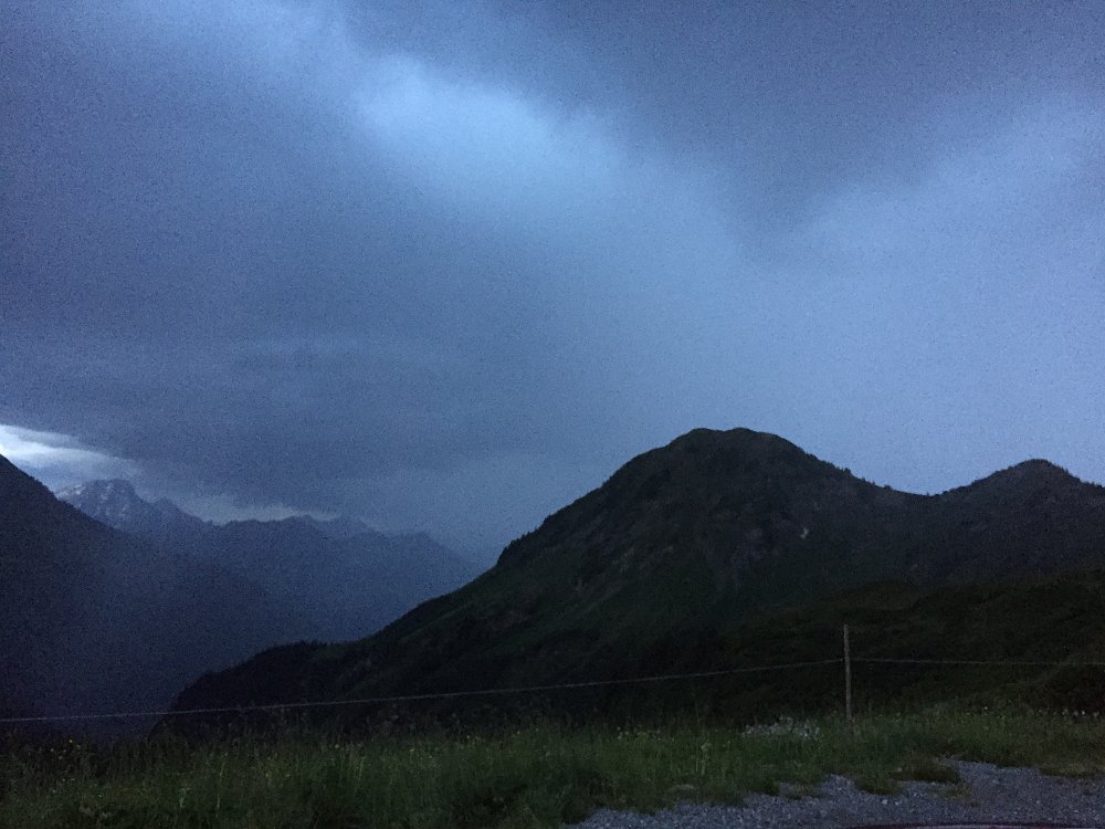 IMG_3698.JPG - Keine Minute zu früh erreiche ich das Auto. Ich schau noch ein bissl Gewitter, und fahre dann ins Hotel.