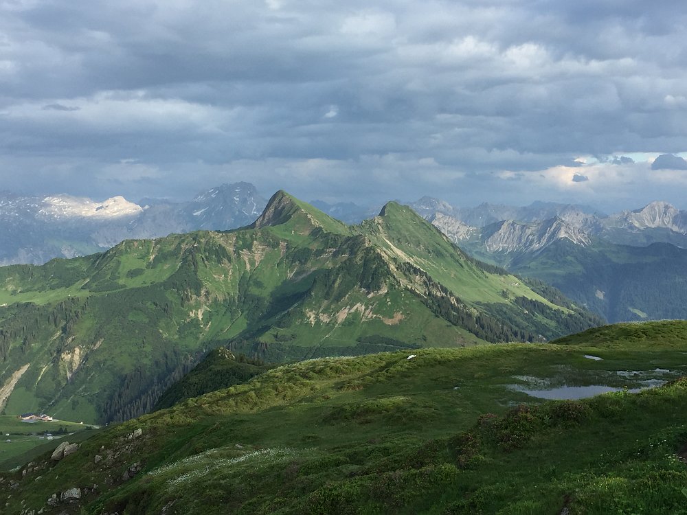 IMG_3754.JPG - In der Mitte- das Glatthorn. Ziel einer Afterworkhatschongtour 2015 (DIE Afterworkhatschingtour mit Vollmondaufgang über Alpenglühen und Sonnenuntergang am Gipfel)