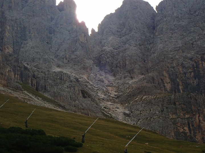 08280558.JPG - Zoom zu unseremmersten Aufstieg. Irgendwie da die Rinne hinauf auf das Tschagerjoch sollte es gehen.