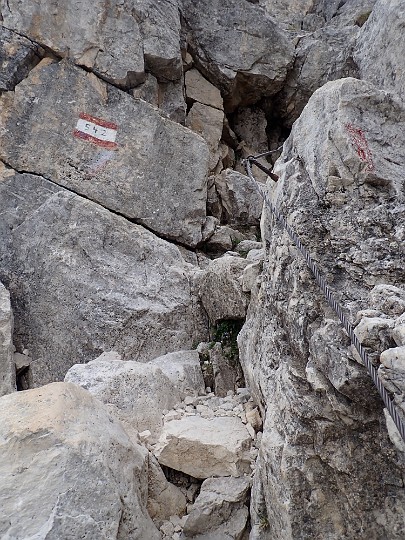 08280568.JPG - Hm. 542 ist der Klettersteig, aber laut Karte führt hier auch unser 550er rauf? Zwei weitere Paare rätseln ebenso.