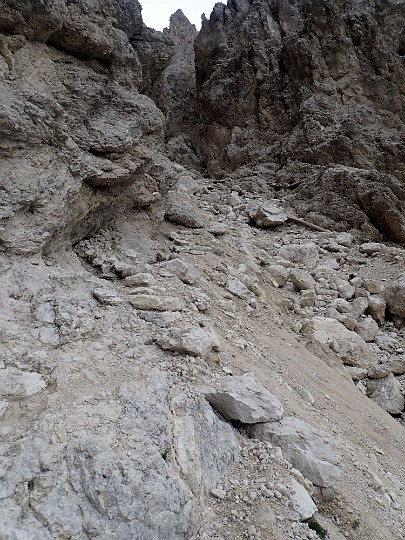 08280584.JPG - ..steigt man zwischen den Felsen...