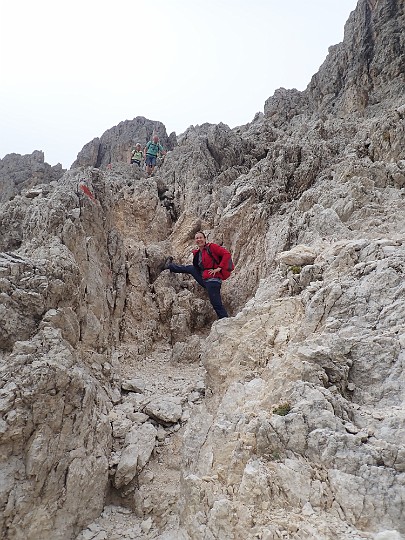 08280598.JPG - Schroff geht es die Felsen steil runter.