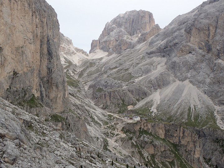 08280611.JPG - Die Vajolethütte und nach hinten unser Weiterweg.