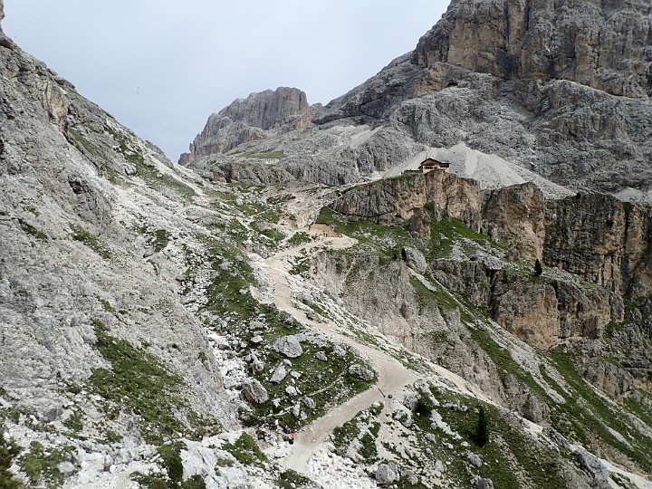 08280619.JPG - Wir kommen der Hütte näher.