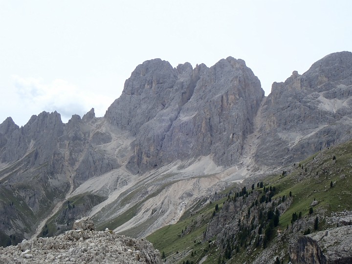 08280629.JPG - Hier sieht man die Rotwand mit der Umrundungsstrecke links.