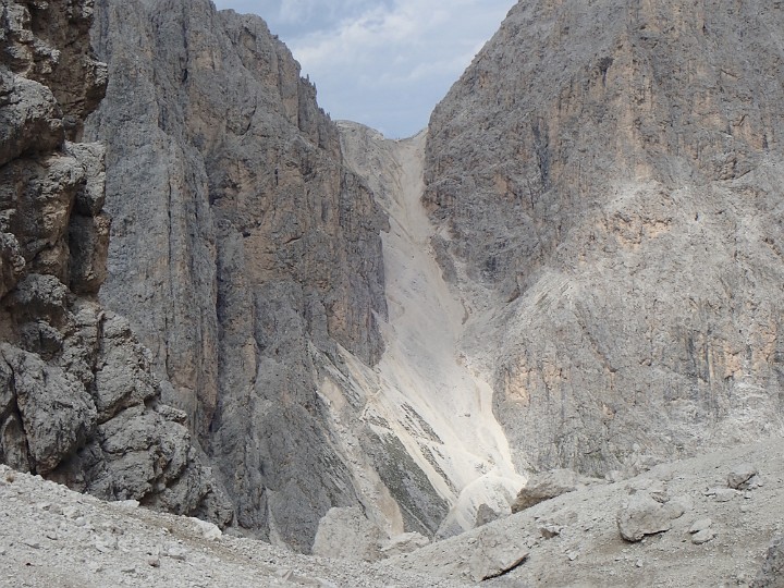 08280648.JPG - Mal rangezoomt... da... ja da müssen wir rauf??? Äh... ich bin doch schon k.o, und der Aufstieg auf den Molignonpass.. scheint nun die Königsetappe zu sein... Na fantastisch.