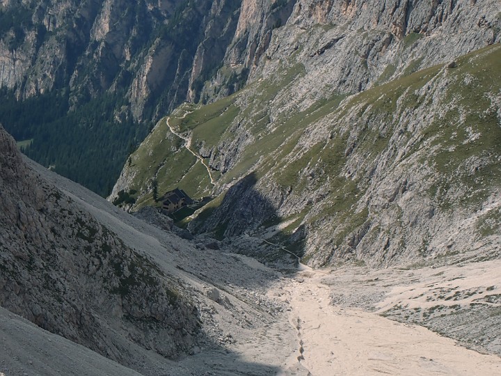 08280663.JPG - Zoom hinunter zur Grasleitenhütte. Hier wäre sogar eine Abbruchmöglichkeit.