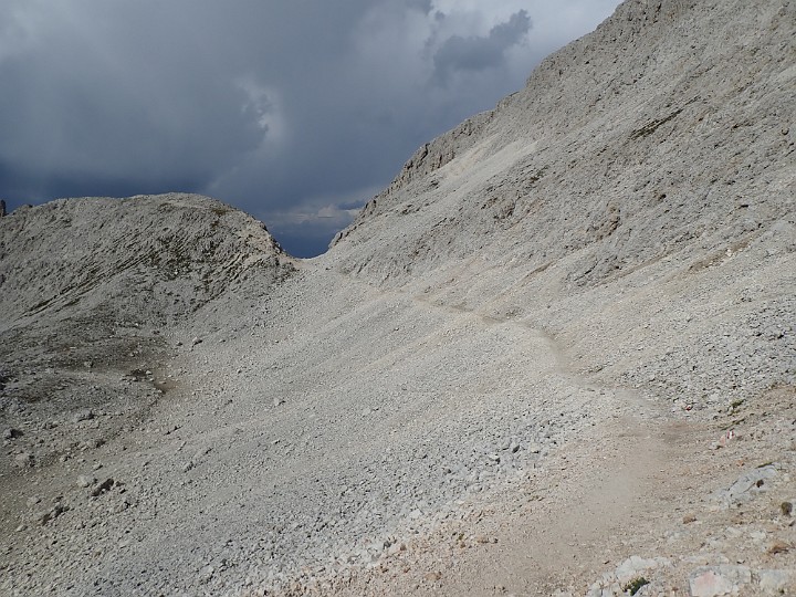 08280683.JPG - Na das sieht ja eh schon mal nett aus. Aber da hinten? Ein Gewitter bahnt sich an.