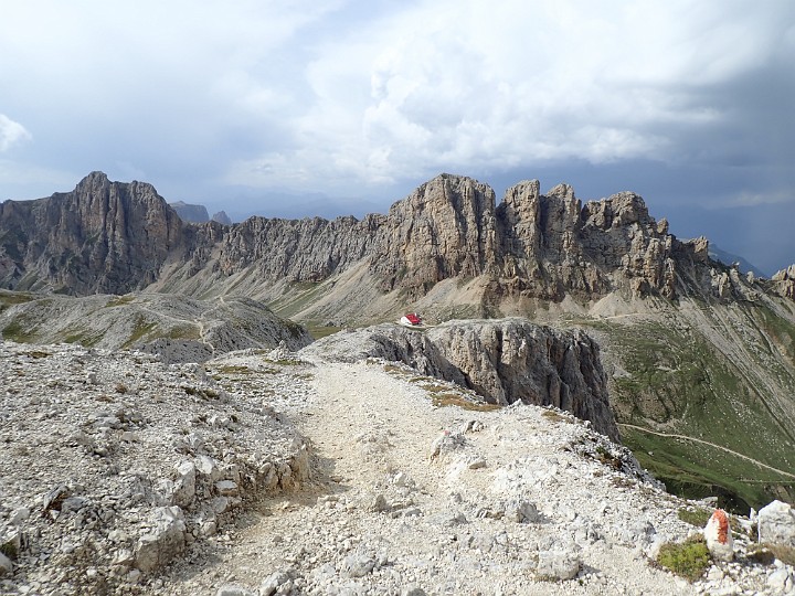 08280689.JPG - ...und hier sieht man auch schon die Tierser Alplhütte..