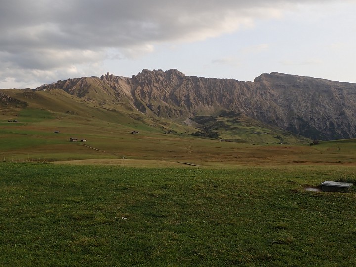 08280723.JPG - Blick zurück zur Rosszahnscharte links. Naja auch steil. Aber im Vergleich zum Rest heute..