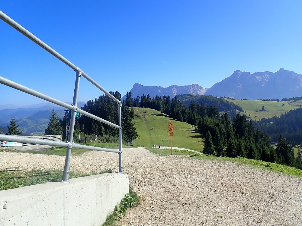 08300838.JPG - Wir starten bei der Bergstation Col Alt. Hier kann man sich ein E-Mountainbike ausleihen.